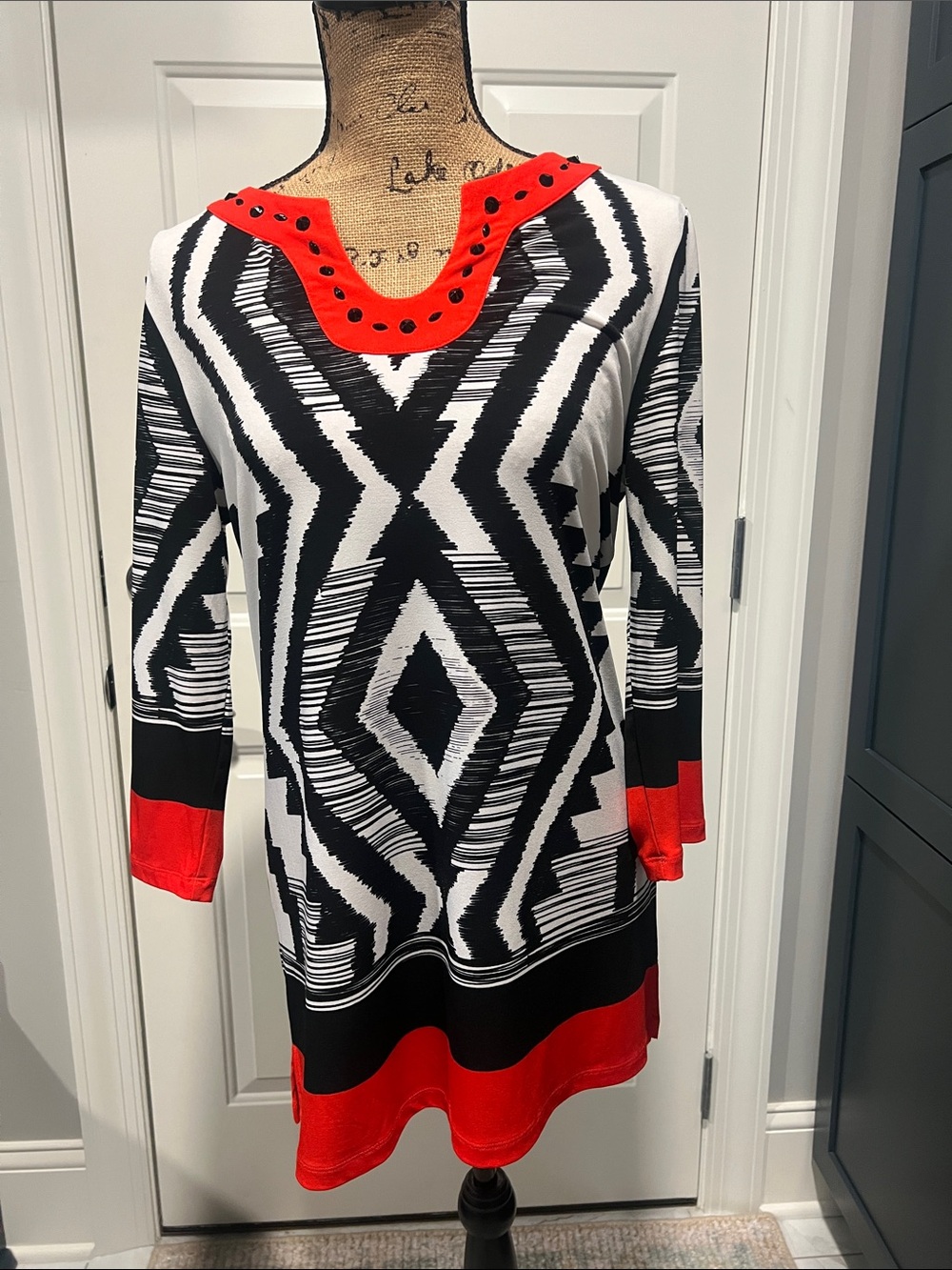 Multiples Sz S Black White Tunic Orange/Red Trim‎ Beaded Neck Pattern Artsy - Picture 3 of 10